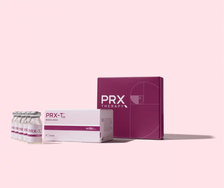 Ambalaj și fiole PRX-T33 pentru biorevitalizare, fundal roz.