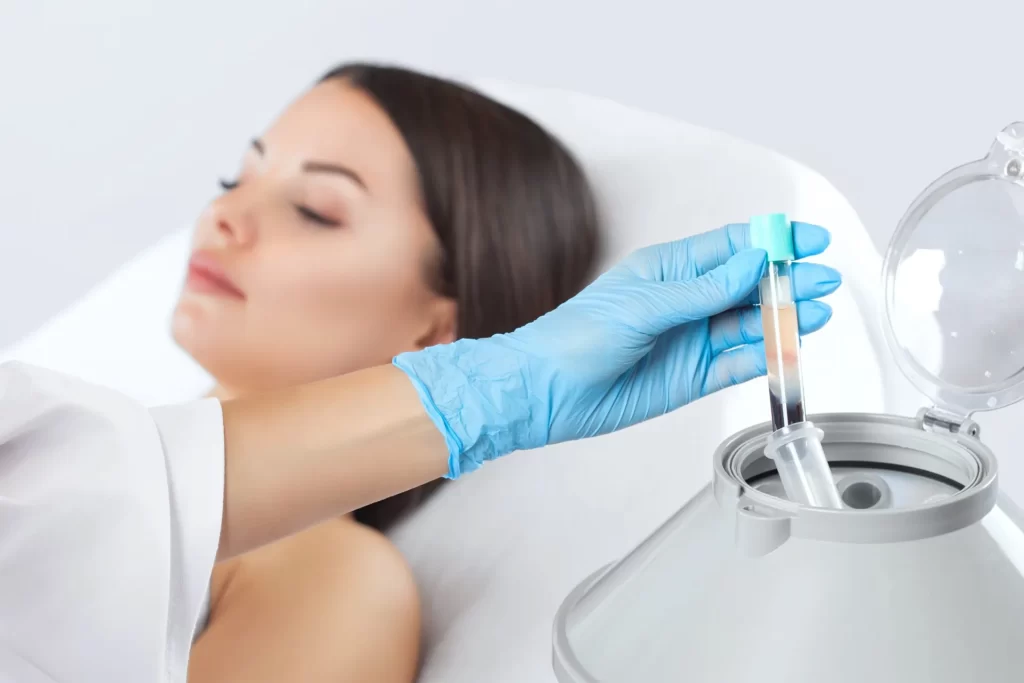 Pacientă care primește un tratament injectabil pe obraz, aplicat cu mâini înmănușate, la Wanderma Clinic