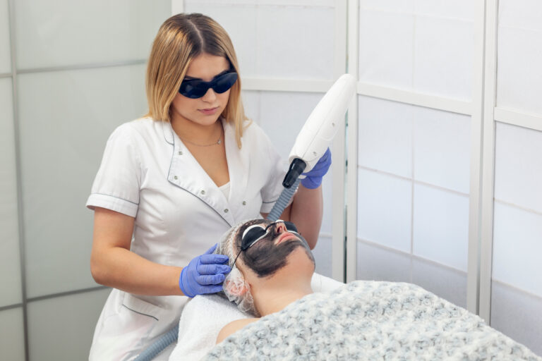 Specialistă cu ochelari de protecție aplică un tratament facial cu laser la Wanderma Clinic.