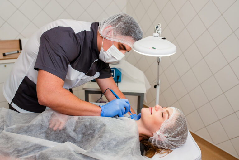 Medic estetician realizează o procedură facială unei paciente, la Wanderma Clinic