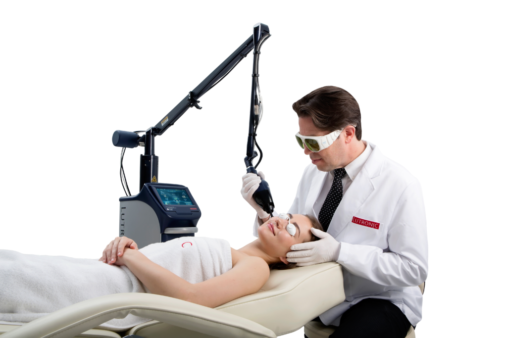 Medic cu ochelari de protecție efectuând o procedură facială cu laser la Wanderma Clinic.