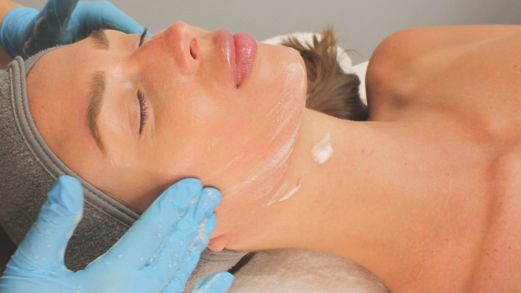 Pacientă cu ochii închiși în timpul unei proceduri de biorevitalizare facială la Wanderma Clinic.