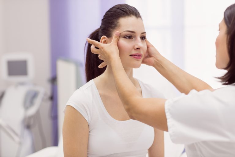 Pacientă întinsă în timpul unei proceduri de cosmetologie facială la Wanderma Clinic
