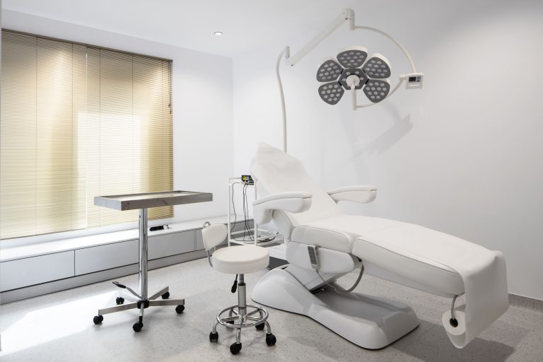 Cabinet minimalist de chirurgie plastică la Wanderma Clinic în Craiova. Subliniază conceptul de quiet luxury.